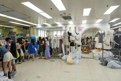 我想賣服裝去哪里進(jìn)貨?開服裝店從哪里找貨源
